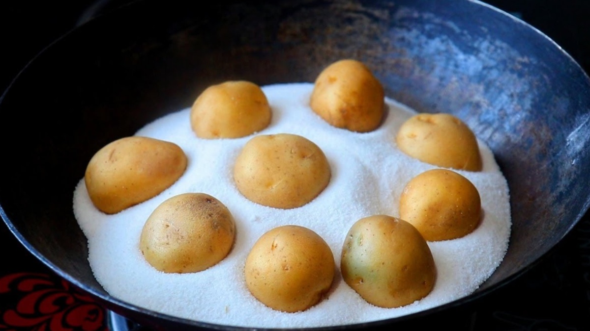 भुने आलू का स्वाद आपको भी है पसंद? कड़ाही में नमक डालकर बनाएंगे तो मिलेगा एकदम चूल्हे वाला स्वाद, नोट कर लें प्रोसेस