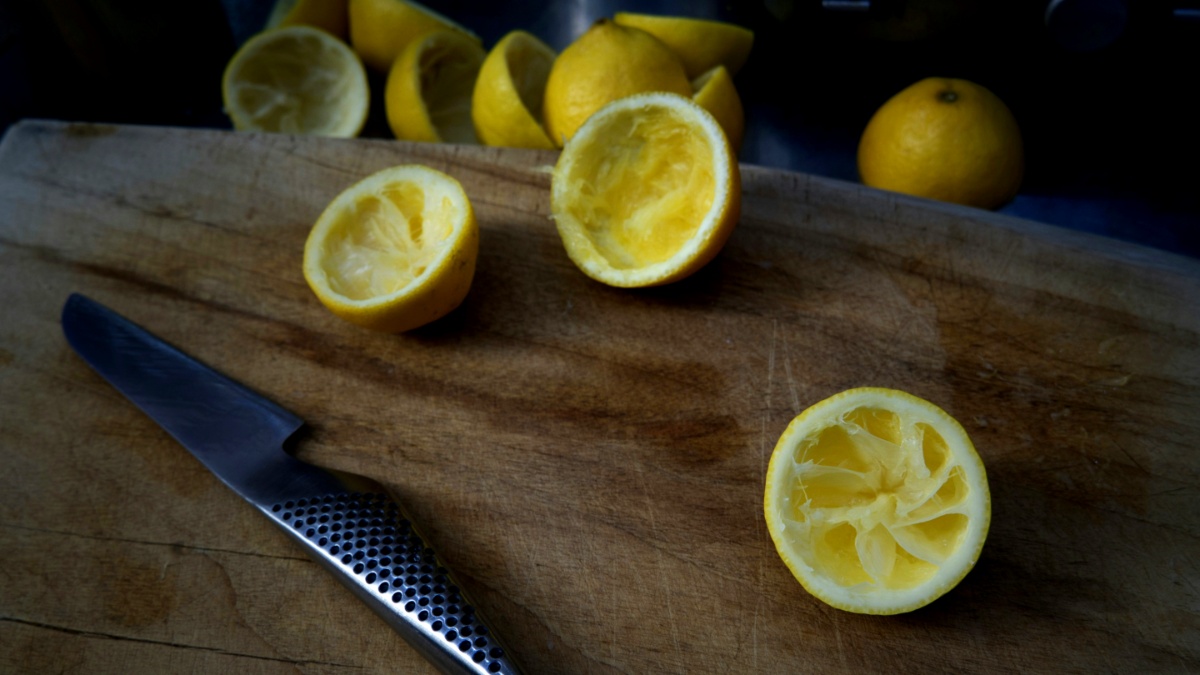 गर्मियों में खूब इस्तेमाल हो रहा है नींबू, तो उसके छिलके को फेंकने की बजाय ऐसे कर लें इस्तेमाल