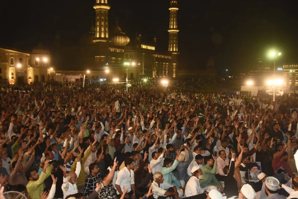 बड़ा इमामबाड़ा में ‘याद-ए-शोहदा’: हजारों की भीड़ ने दी शहीदों को श्रद्धांजलि, गंगा-जमुनी तहज़ीब की मिसाल