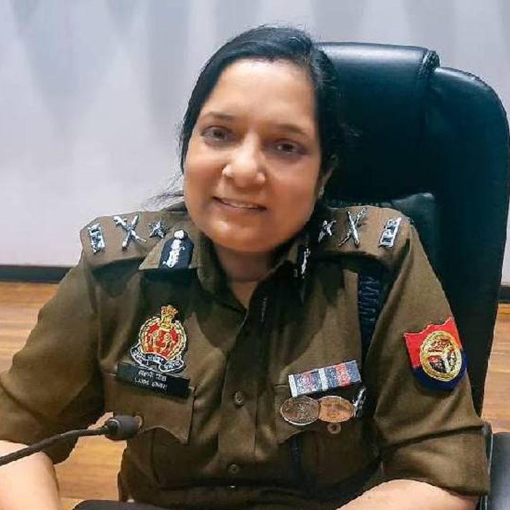 नोएडा पुलिस कमिश्नर का बड़ा एक्शन:फेज-2 प्रभारी और एलआईयू सिपाही को किया सस्पेंड, लापरवाही के आरोप