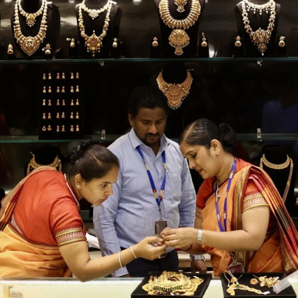 सोना ₹927 गिरकर ₹1.51 लाख पर आया:चांदी ₹4,700 सस्ती, ₹2.43 लाख पर आई; इस साल सोना ₹18 हजार महंगा हुआ