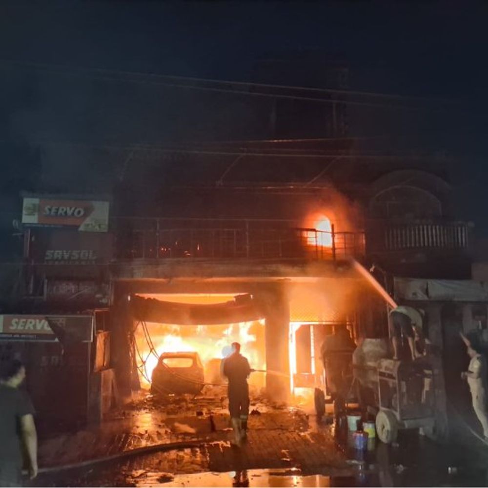 सरधना में देर रात मकान में लगी भीषण आग, हड़कंप:पेट्रोल पंप नजदीक होने के कारण दहशत में दिखे लोग, फायर ब्रिगेड को लेकर नाराजगी