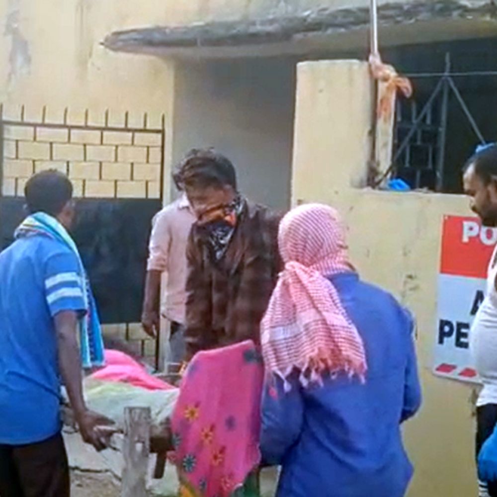 महिला पर हथौड़े और लाठी-डंडे से हमला, मौत:आम के पेड़ के पीछे छिपा था हत्यारा, शव को 300 मीटर तक घसीटा भी