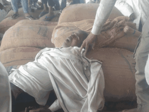 बेटा बोला-पिता कर्ज की टेंशन में रात में रोते थे:मुझे मना कर खुद गेहूं बेचने चले गए, सदमे से मौत हो गई