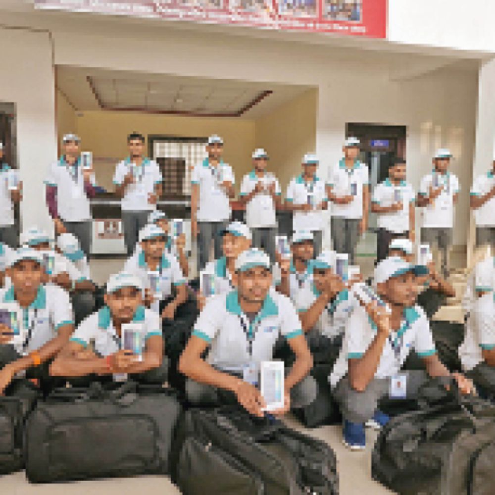 बस्तर में डिजिटल स्ट्राइक:सरेंडर नक्सलियों को ट्रेनिंग के बाद दे रहे वेलकम किट, इससे ट्रैकिंग आसान