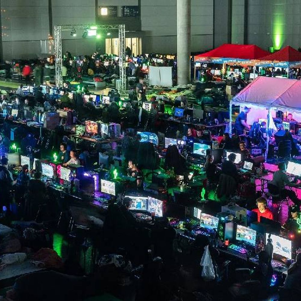 70 घंटे की नॉन-स्टॉप गेमिंग:जर्मनी में कैक्टस-2026: दो हजार गेमर्स का कंप्यूटर के सामने ही खाना-सोना