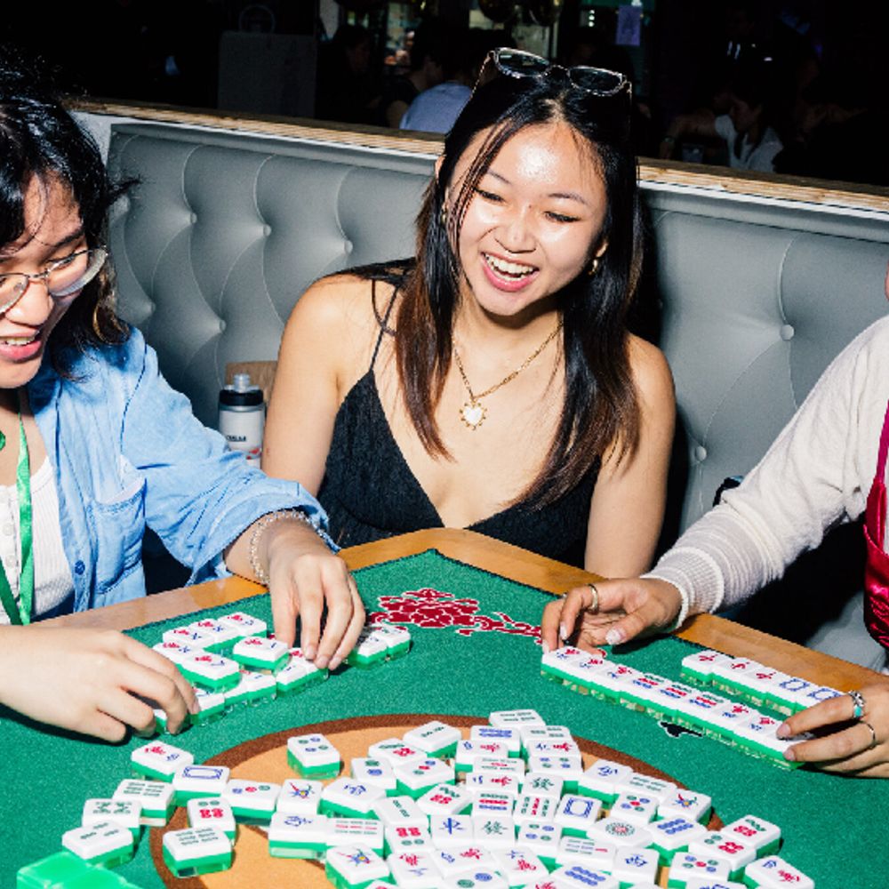 युवाओं को पसंद आ रहा बुजुर्गों वाला खेल ‘महजोंग:टाइल्स टकराने की ‍आवाज में सुकून; रणनीति बनाने-समझने के बहाने दोस्ती के मौके