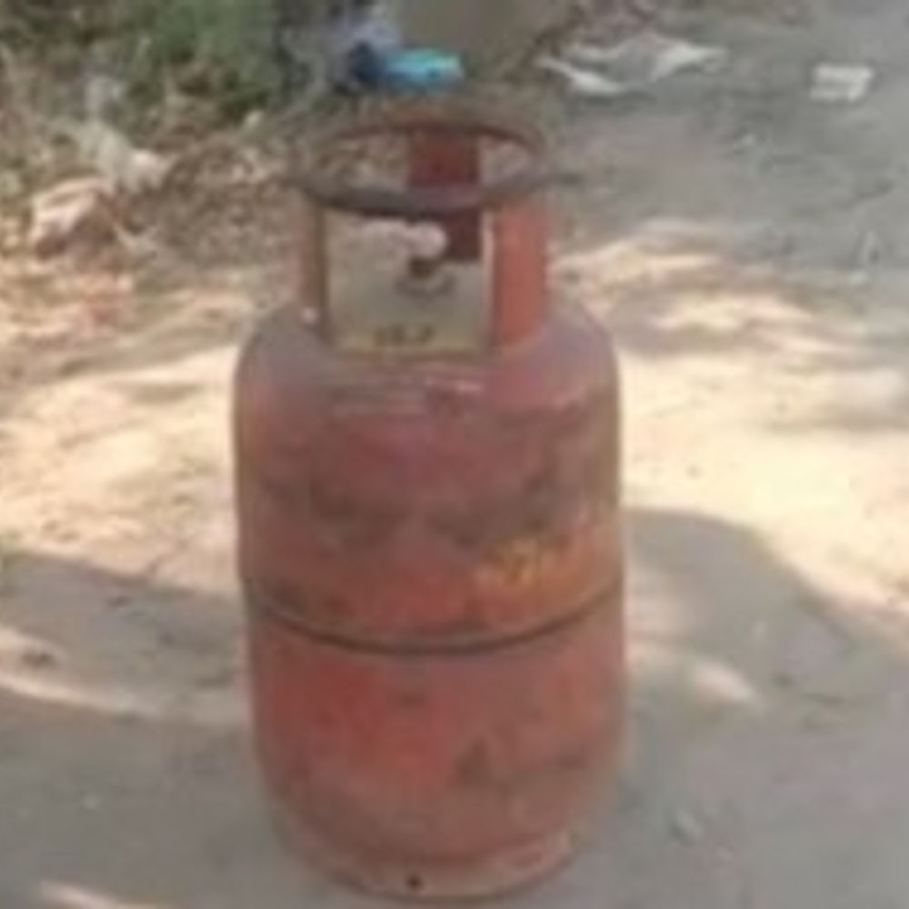 ऑनलाइन नंबर लगाने के बाद भी सिलेंडर नहीं मिला रहा:ग्रामीण 10 किमी दूर से खाली सिलेंडर लेकर पहुंच रहे शहर, लकड़ी पर बनाना पड़ रहा खाना