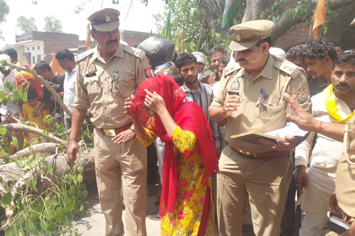 गोंडा में अचानक सड़क पर मौत बनकर गिरा पीपल का पेड़, दो युवकों की दर्दनाक मौत, एक झटके में बुझ घर का चिराग