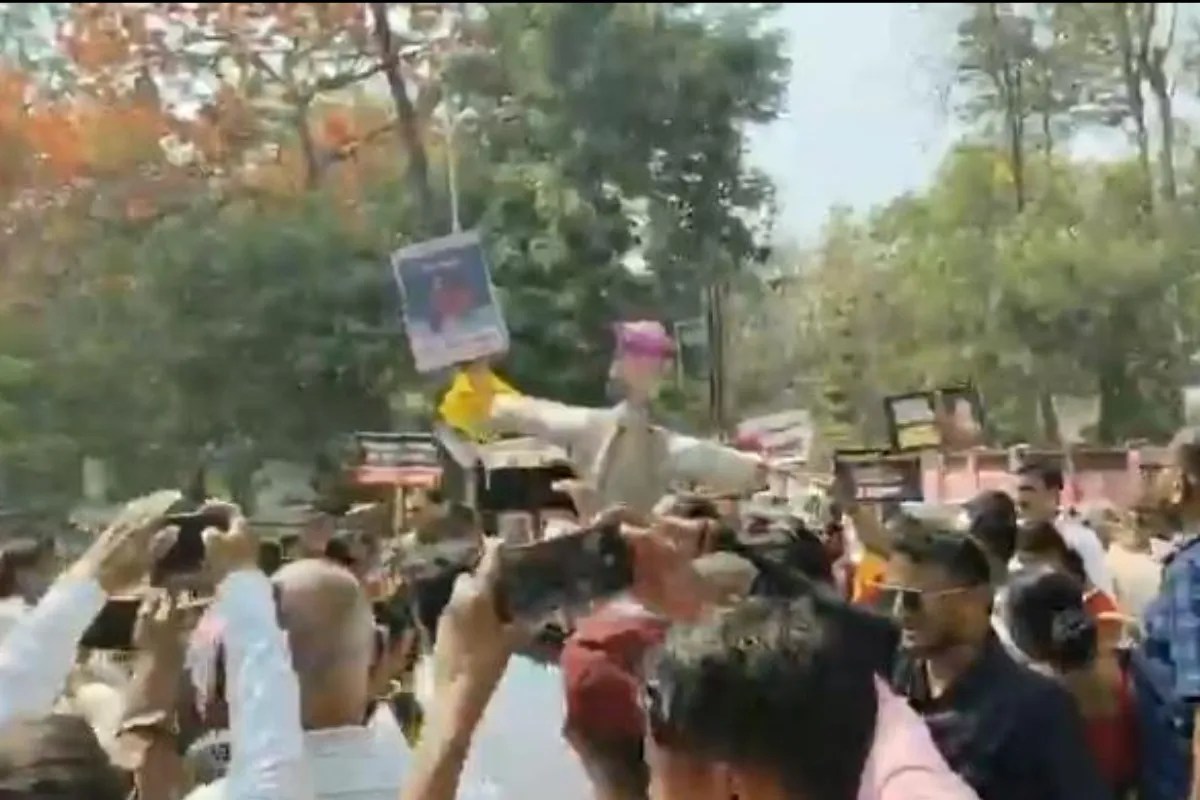 सपा सुप्रीमो और राहुल गांधी का पुतला दहन के दौरान BJP विधायक झुलसी, अखिलेश बोले- आग लगाने वाले रहे सावधान