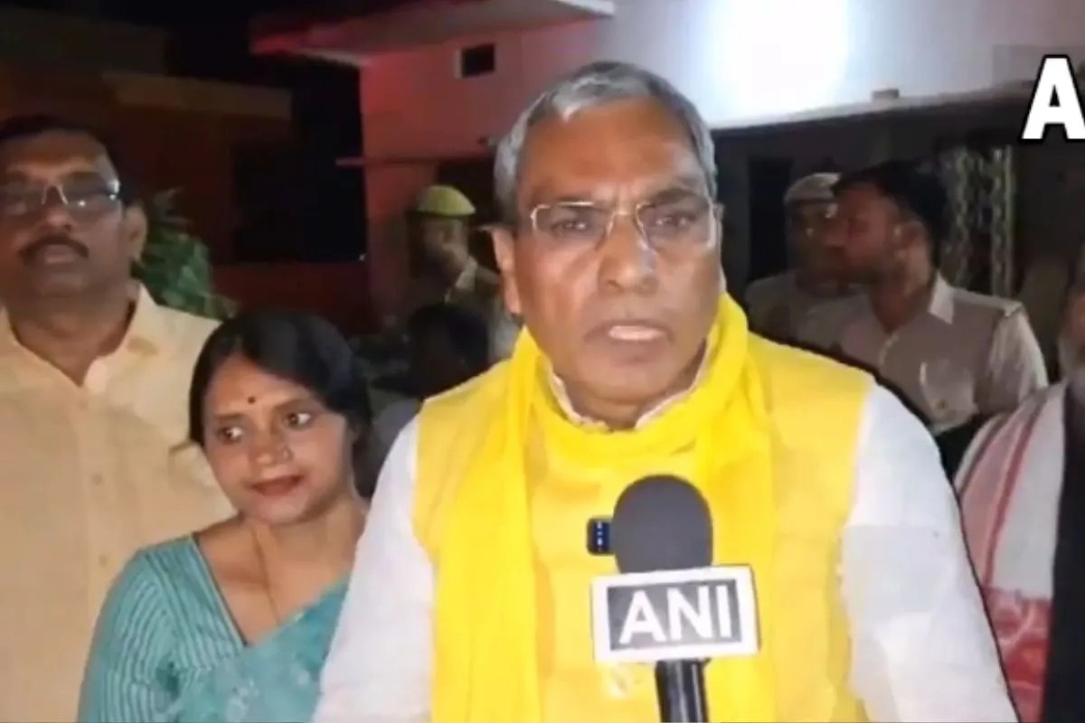 गाजीपुर पहुंचे ओम प्रकाश राजभर: पीड़ित परिवार को 5 लाख, जमीन और आवास, सपा पर दंगा कराने का आरोप