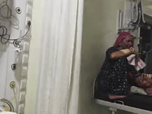 हल्दीराम मूलचंद अस्पताल में मरीज बेहाल:आपातकालीन वार्ड में 6 एसी लगे हैं लेकिन पंखा तक नहीं चल रहा; रात में 27 डिग्री पारे में मरीज परेशान