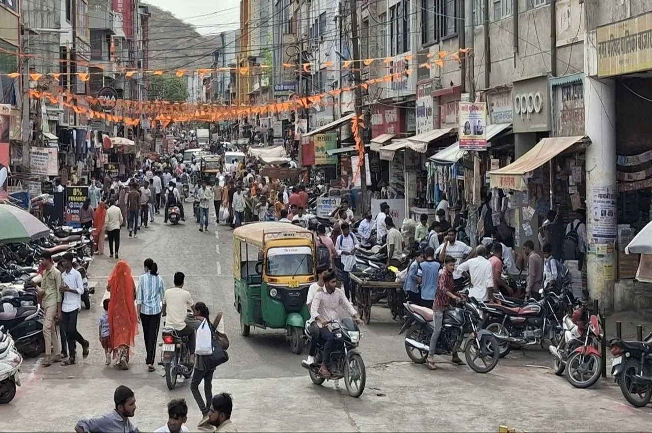 शहर में पार्किंग स्थल की उठी मांग, प्रशासन दे ध्यान