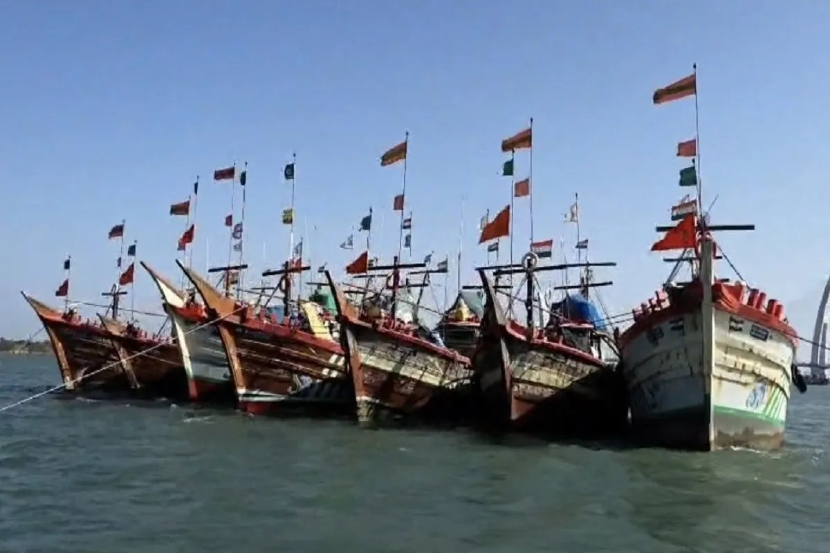 द्वारका में अवैध रूप से लाइन फिशिंग करने वाली 55 बोट जब्त