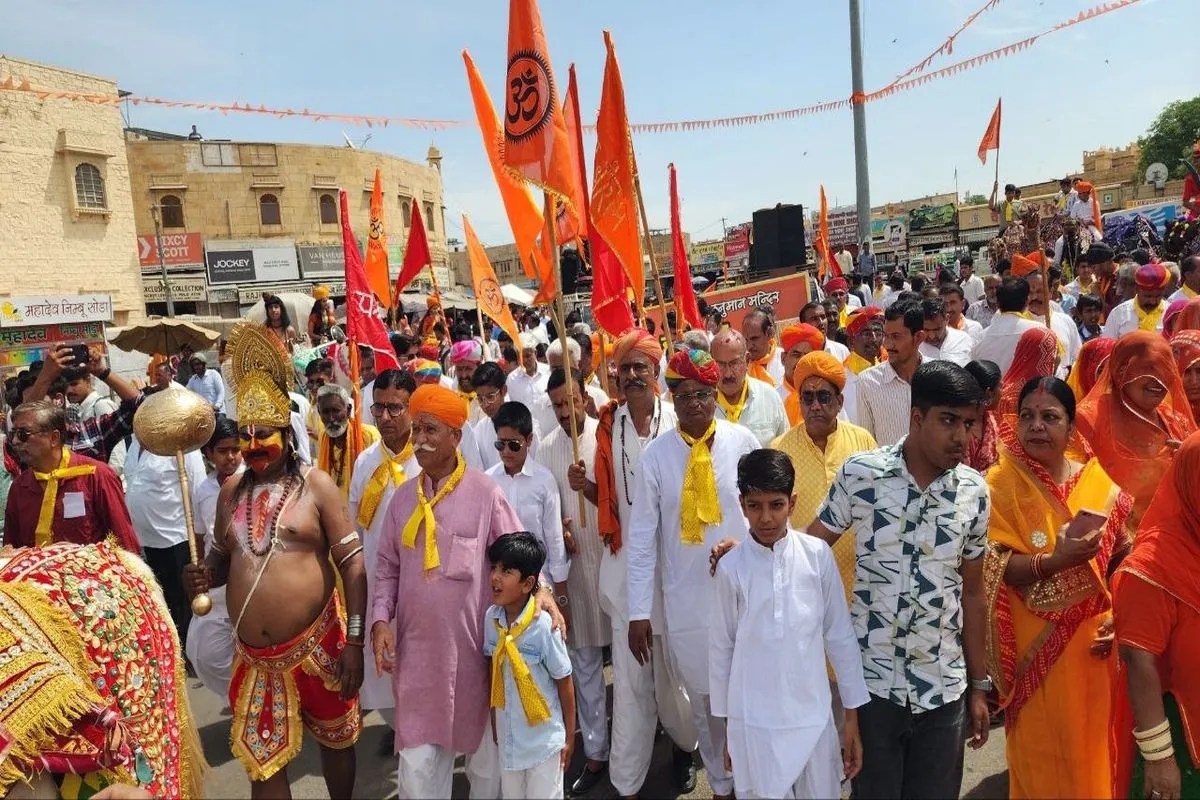 हनुमान जन्मोत्सव पर निकली शोभायात्रा, बड़ी संख्या मे श्रद्धालुओं की रही भागीदारी