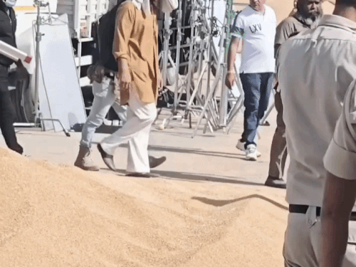 रोहतक में देसी अंदाज में दिखे एक्टर रणदीप हुड्डा,VIDEO:कुर्ता-पजामा पहन सिर पर टांगा परना; लाल रंग-2 मूवी के सीन शूट किए