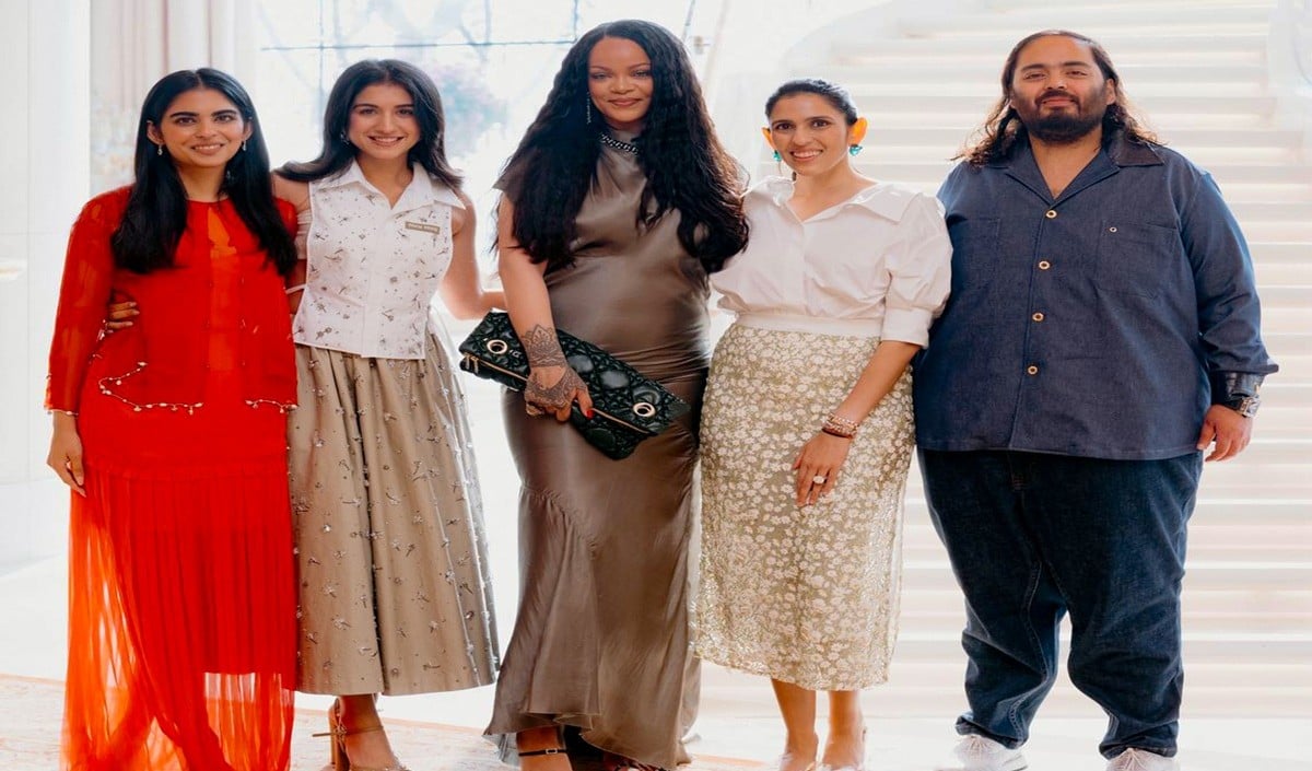 Mumbai में Rihanna का देसी स्वैग, अंबानी परिवार संग की आरती, फूलों से खेली होली