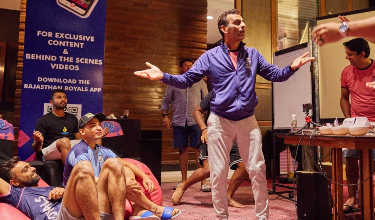 IPL डगआउट में फोन इस्तेमाल, Rajasthan Royals मैनेजर Romi Bhinder पर ACU का शिकंजा, जांच तेज