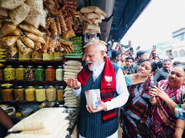 पांच राज्यों में चुनाव खत्म, 11 PHOTOS:बंगाल में मोदी ने झालमुड़ी खाई, ममता की स्कूटी में सवारी; राहुल ने केरल में साइकिल चलाई