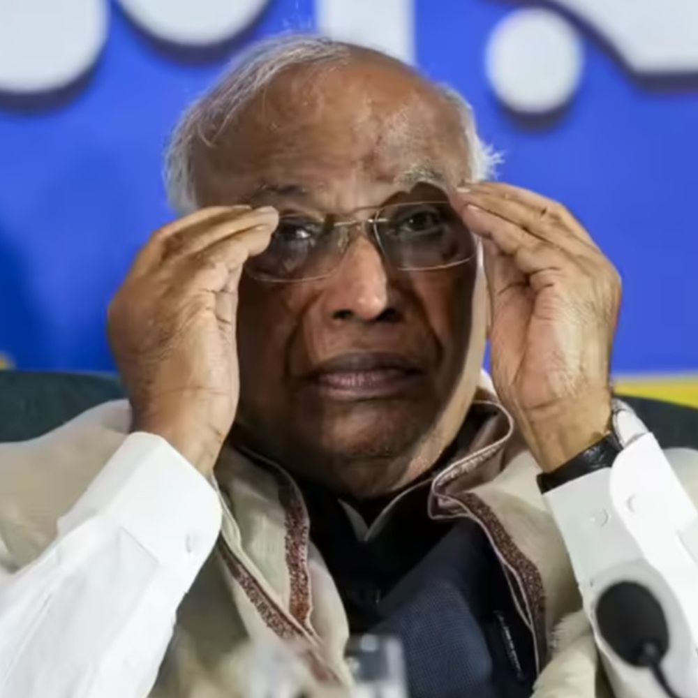 खड़गे ने गुजरातियों पर दिए बयान पर खेद जताया:केरलम में गुजरातियों को अनपढ़ कहा था: दिल्ली में गुजरातियों का कांग्रेस कार्यालय के बाहर प्रदर्शन