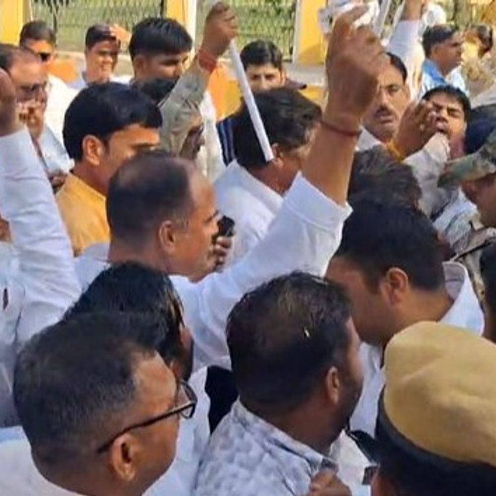 पत्रकारों का मुख्यमंत्री आवास की ओर कूच:पुलिस ने शहीद स्मारक पर ही रोका; मांगे नहीं मानने पर दी उग्र आंदोलन की चेतावनी