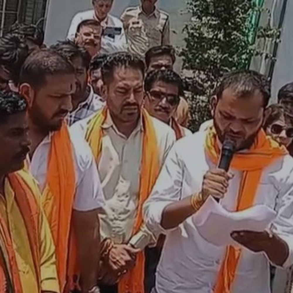 गांधी नगर में गाय गायब, फार्म हाउस में खून मिला:बजरंग दल ने थाने में दिया धरना, आरोपियों की गिरफ्तारी और SIT जांच की मांग