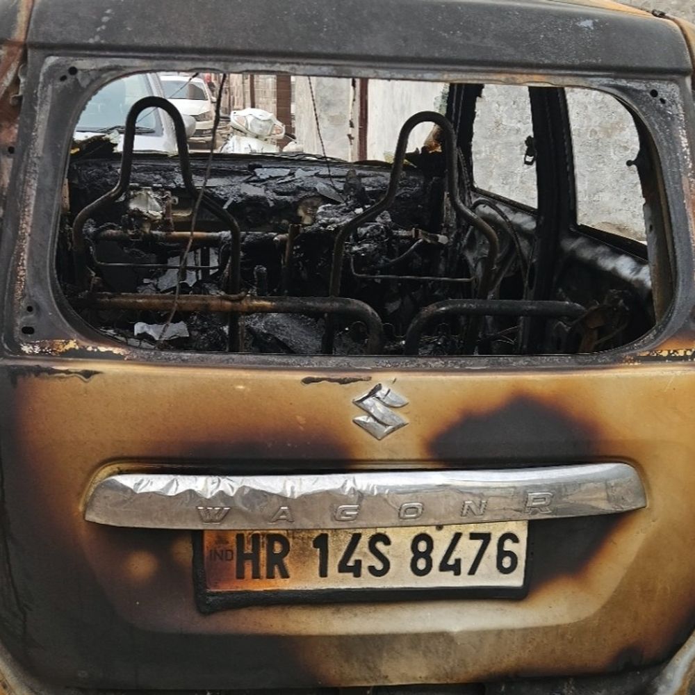 घर के बाहर खड़ी कार में लगाई आग:झज्जर की प्रिया कॉलोनी में वैगनआर जलकर राख, अज्ञात पर शक, पीड़ित परिवार में दहशत