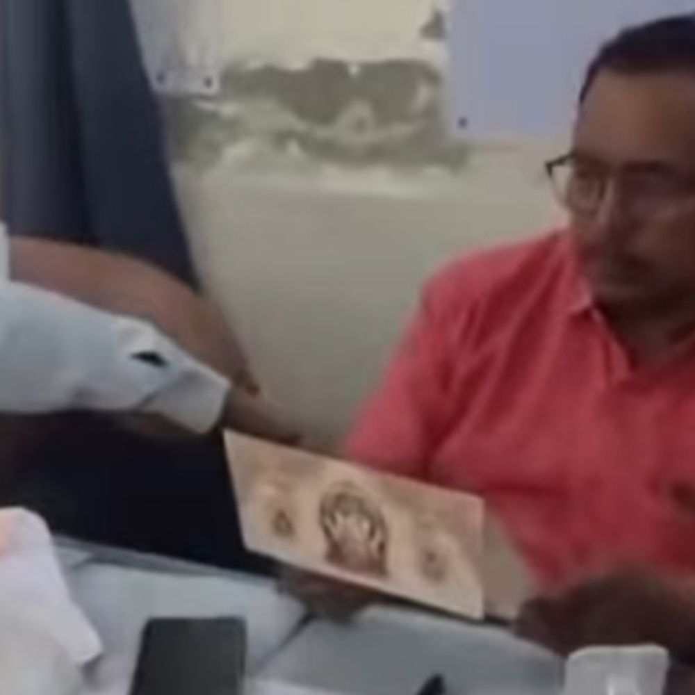 वायरल वीडियो कांड के वाले चीफ क्रू कंट्रोलर हटाए गए:लोको पायलट ने रतन कुमार के सामने पेंट उतार कर दिखाई थी बीमारी