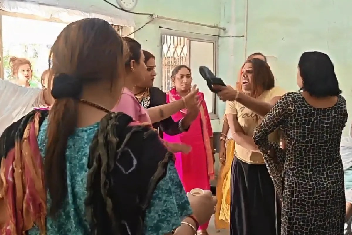 MP: पुलिस थाने में भिड़े किन्नरों के दो गुट, खूब चली चप्पलें, छोटी सी बात पर भड़का विवाद