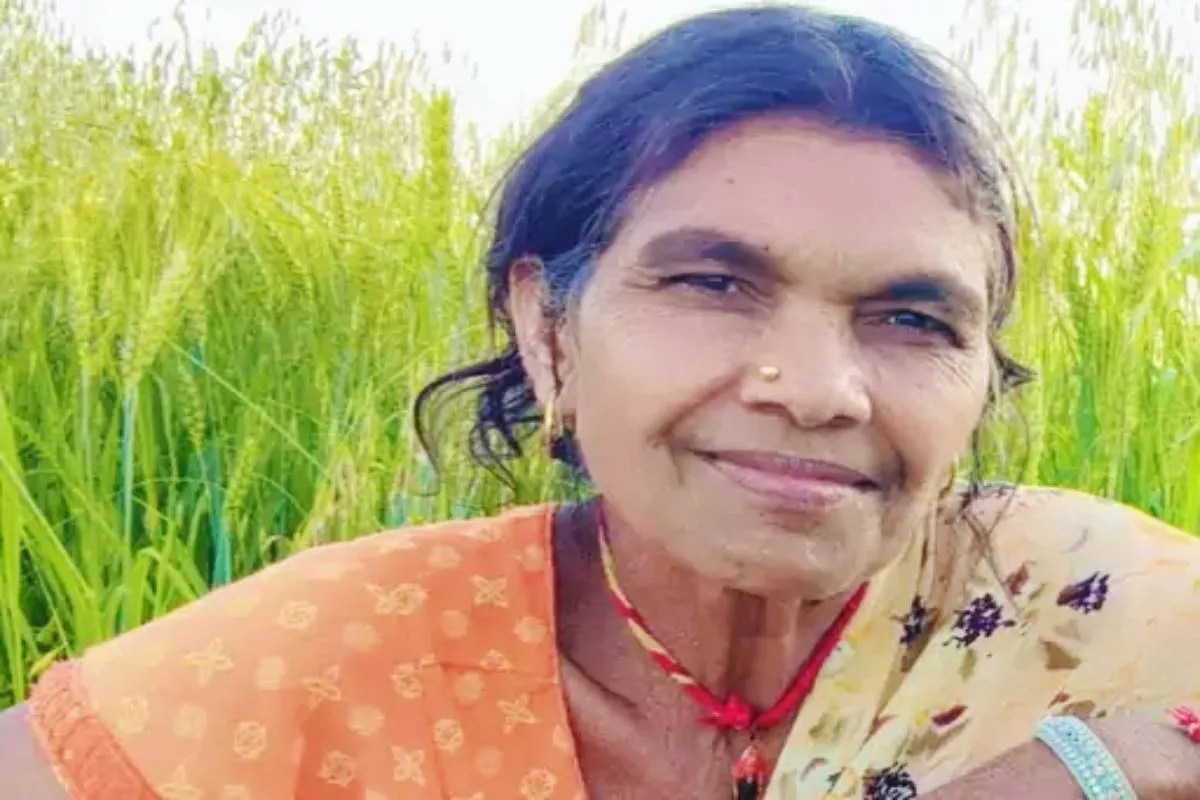 शादी का कार्ड देने आए, पैर छुए और महिला के सिर में गोली मारी