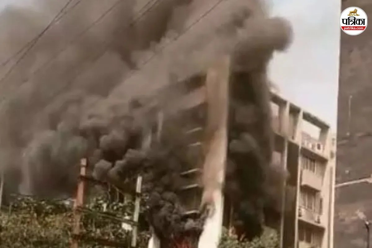 रायपुर के आवासीय अपार्टमेंट में लगी आग, तीसरी मंजिल के फ्लैट में हुआ AC ब्लास्ट, मचा हड़कंप
