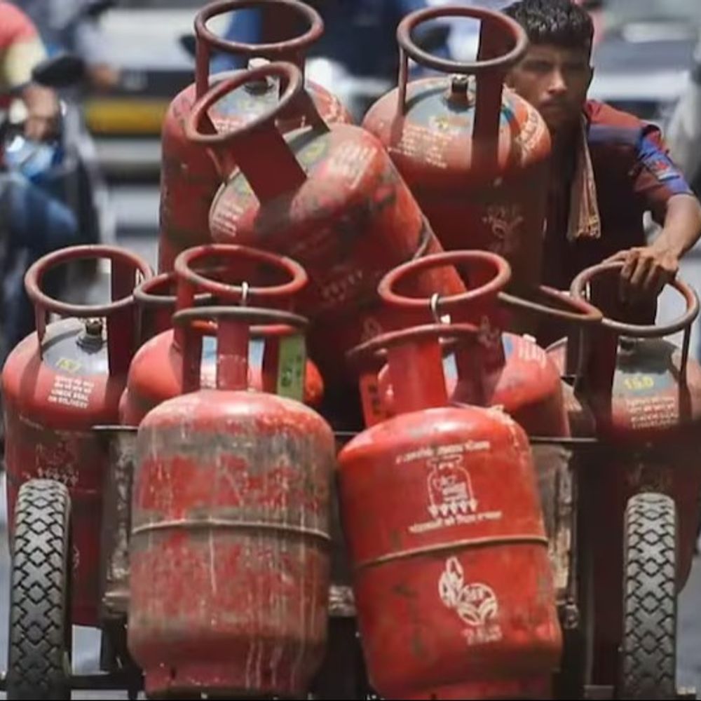 मार्च में घरेलू LPG की खपत 13% घटी:ईरान जंग की वजह से सप्लाई प्रभावित; पेट्रोल-डीजल की डिमांड 8% तक बढ़ी