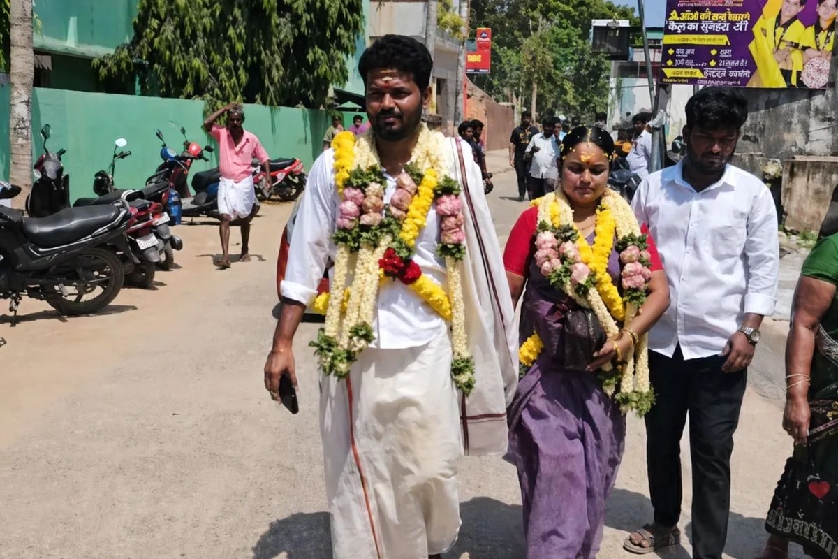 तमिलनाडु में मतदान जारी, शादी के तुरंत बाद वोट डालने पहुंचे दूल्हा-दुल्हन, जानें क्या दिया संदेश?