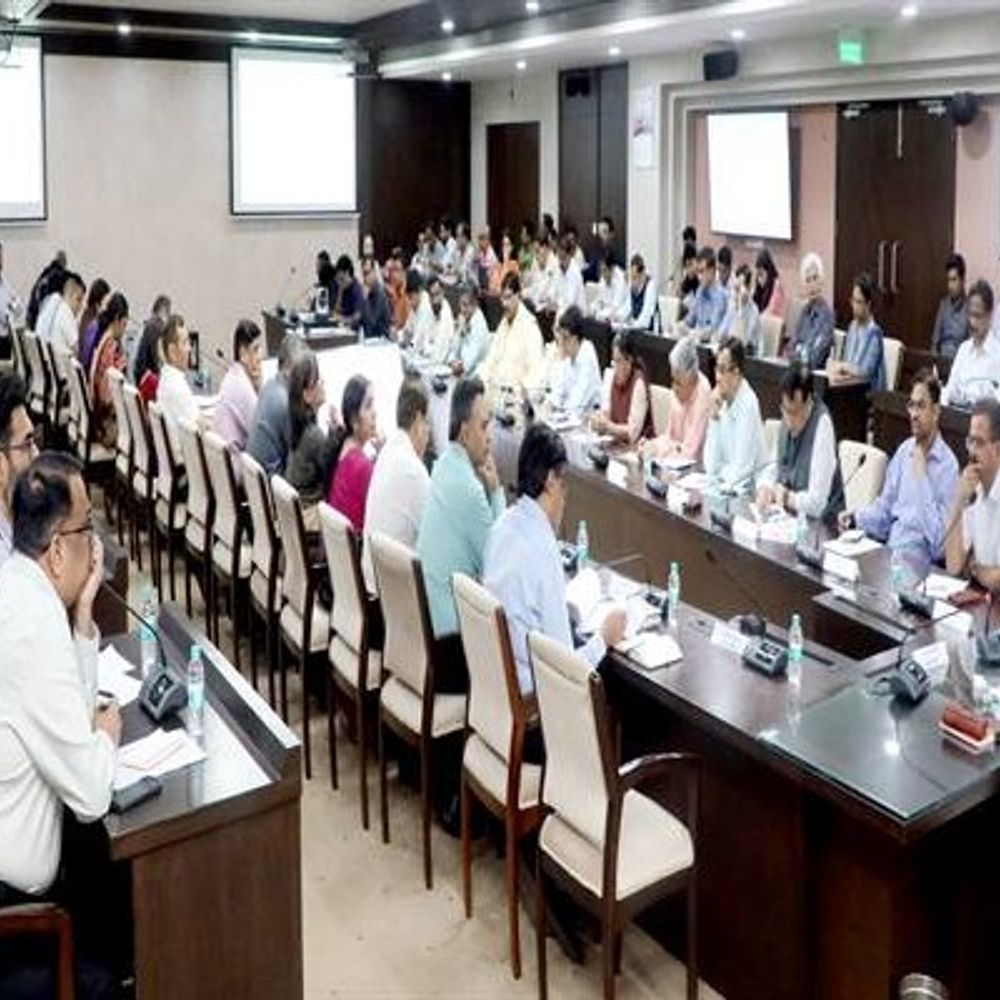 मुख्य सचिव बोले- ‘मैं चीफ कम्प्लेंट ऑफिसर बन गया हूं’:वन-राजस्व सीमा विवादों में उलझे अफसर; दीपाली बोलीं- ग्राउंड रियलिटी अलग