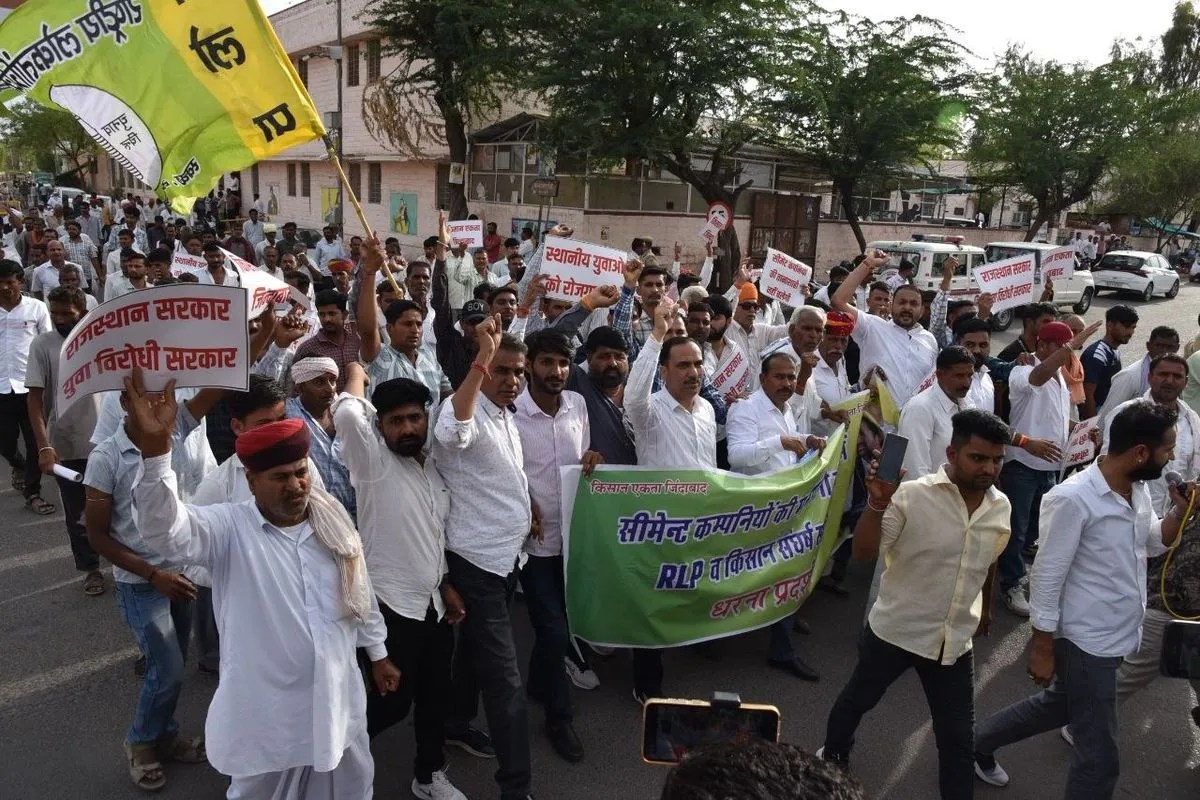 किसानों का हल्लाबोल: ट्रैक्टरों के साथ जिला मुख्यालय कूच, 21 सूत्री मांगों को लेकर सौंपा ज्ञापन