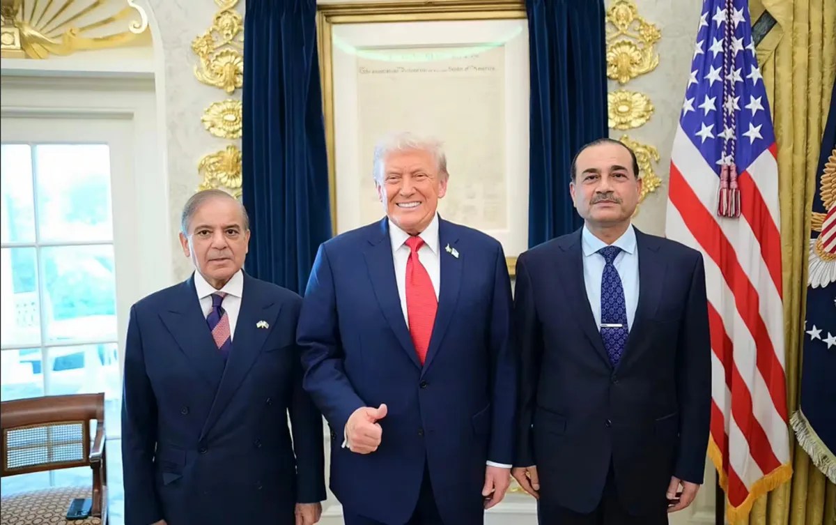 US-Iran Ceasefire: पाकिस्तान ने कराया अमेरिका-ईरान में सीजफायर, ट्रंप ने शहबाज शरीफ व आसिम मुनीर को दिया क्रेडिट