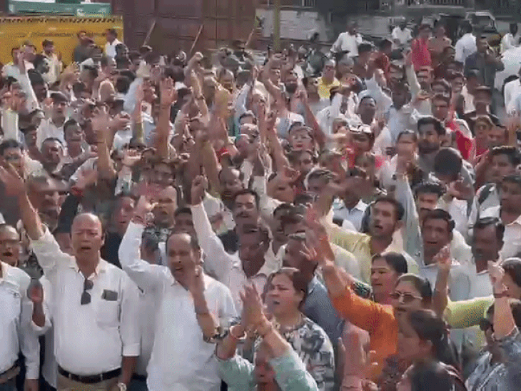 उदयपुर में शिक्षकों का प्रदर्शन,छुट्टियों में कटौती मंजूर नहीं:शिक्षक नेता-रिक्त पदों और जर्जर भवनों की सुध नहीं ले रहे, भौगोलिक विषम परिस्थितियों को नजरअंदाज किया