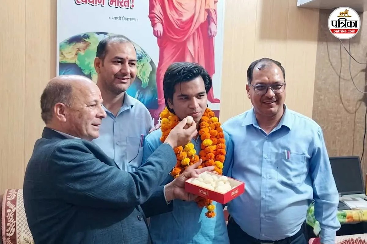 संघर्ष से शिखर तक: स्पेयर पार्ट की दुकान में काम करते हैं पिता, बेटे ने इंटर बोर्ड में मारी बाजी