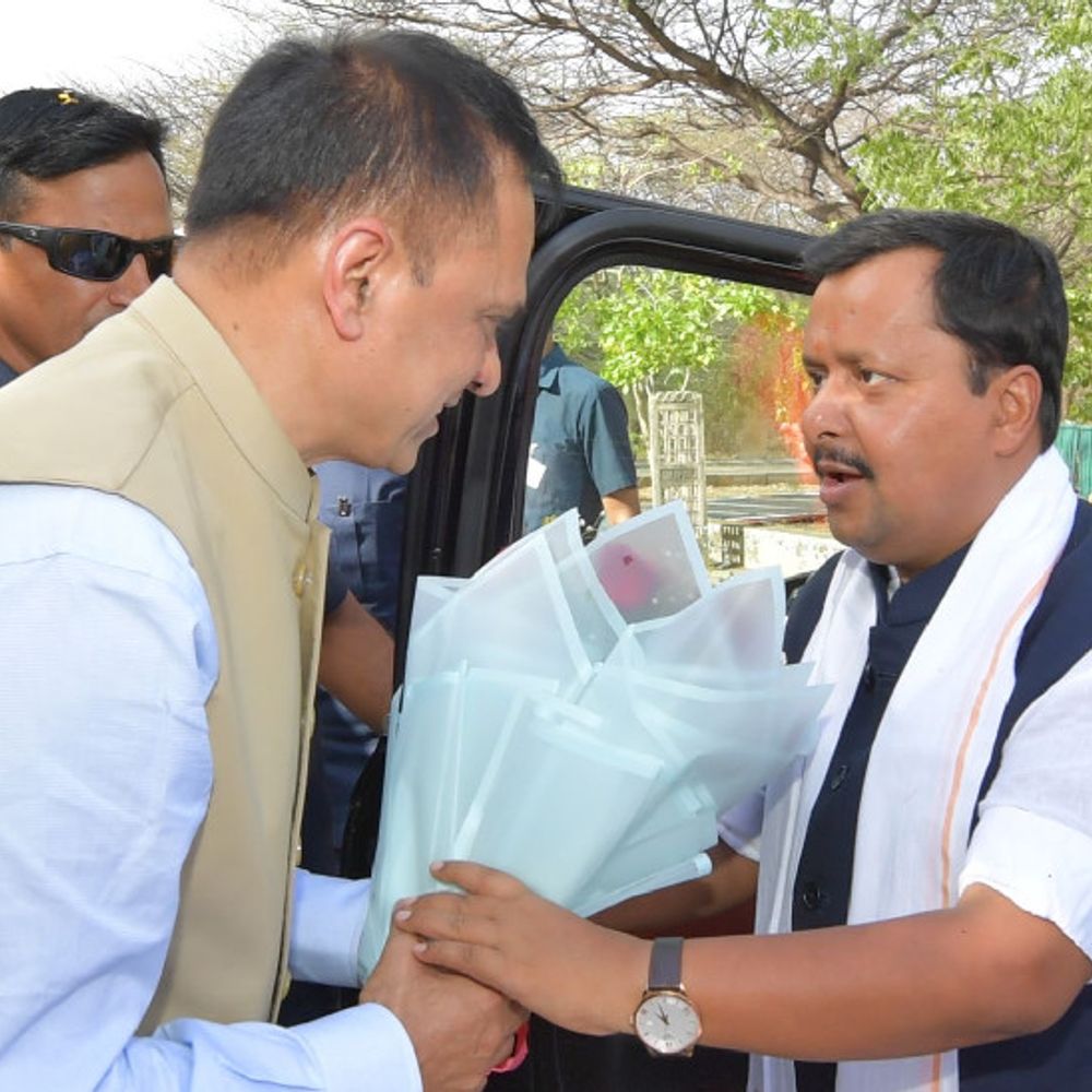 मुख्य सचिव ने बीजेपी अध्यक्ष का स्वागत किया,कांग्रेस का तंज:डोटासरा बोले- CS का नितिन नवीन का स्वागत करना पद की गरिमा से समझौता