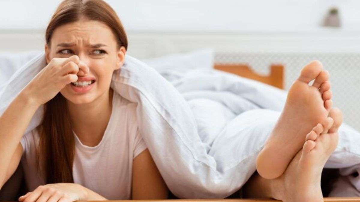 पैरों से आ रही बदबू बन न जाए शर्मिंदगी का कारण, छुटकारा पाने के लिए अपनाकर देखें ये घरेलू नुस्खे