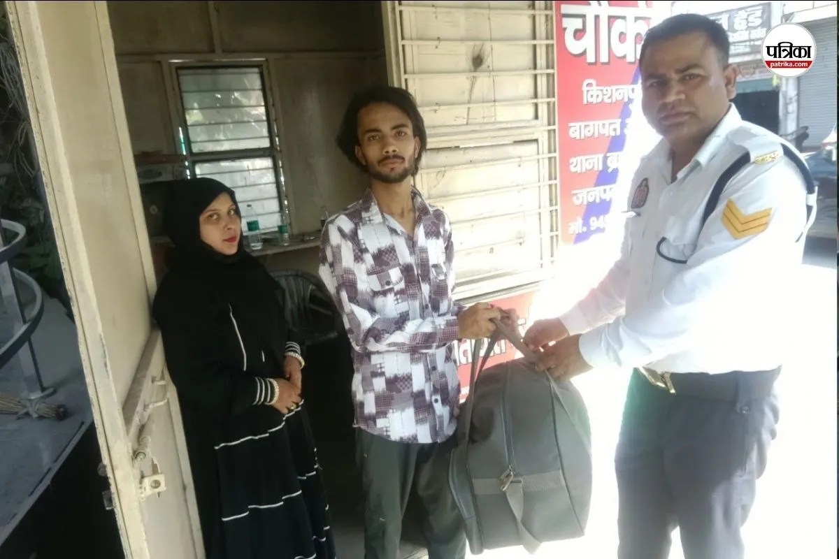 ट्रैफिक पुलिसकर्मी की ईमानदारी, ज्वैलरी से भरा बैग लौटाया