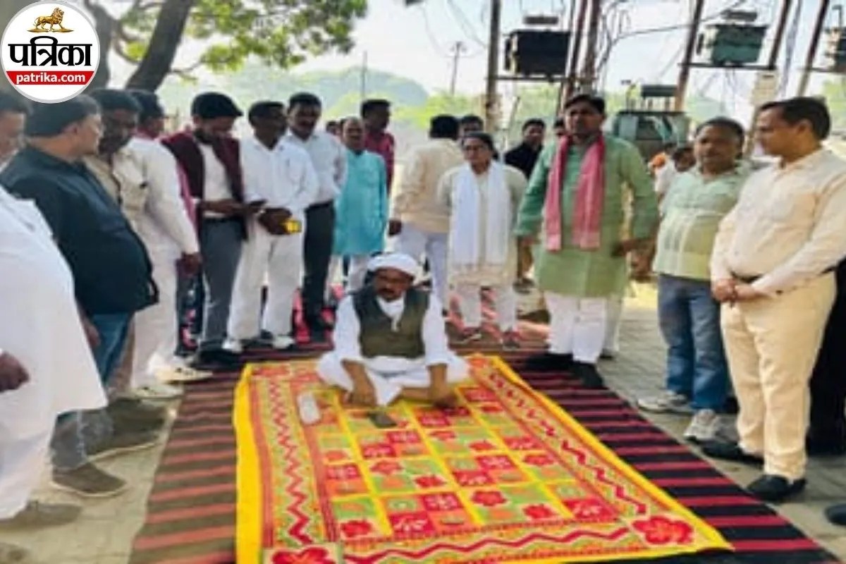 पंडाल हटाने पर भड़के पूर्व मंत्री, एसडीएम आवास के सामने धरने पर बैठे, मौके पर पहुंचे सपाई, पुलिस फोर्स तैनात