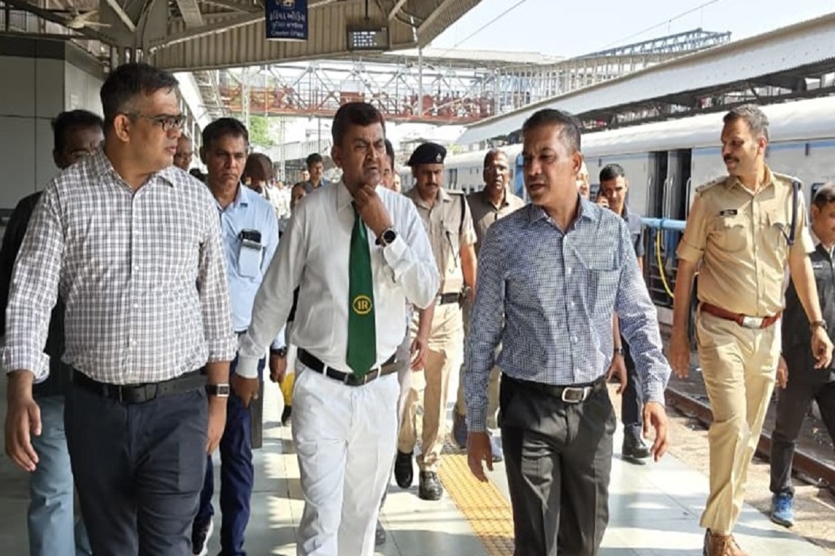 वडोदरा स्टेशन पर यात्रियों की सुविधा को सभी व्यवस्थाएं सुचारु रखने के निर्देश
