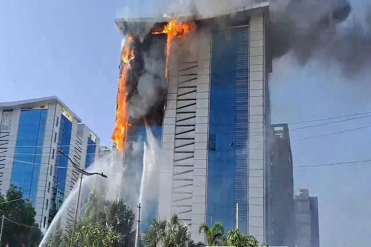 गोत्री की बहुमंजिला इमारत में भीषण आग, 300 लोगों को सुरक्षित निकाला