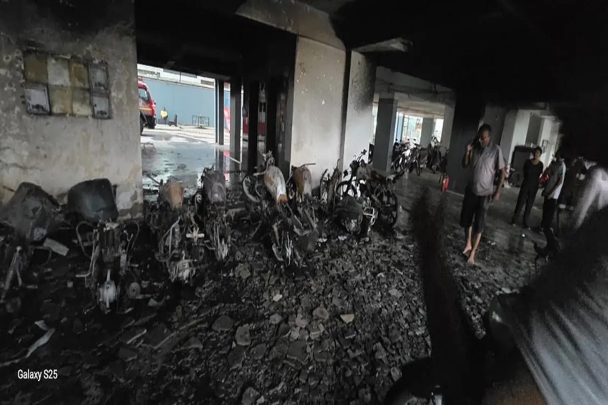 बहुमंजिला इमारत में भीषण आग, पार्किंग में खड़े कई वाहन खाक