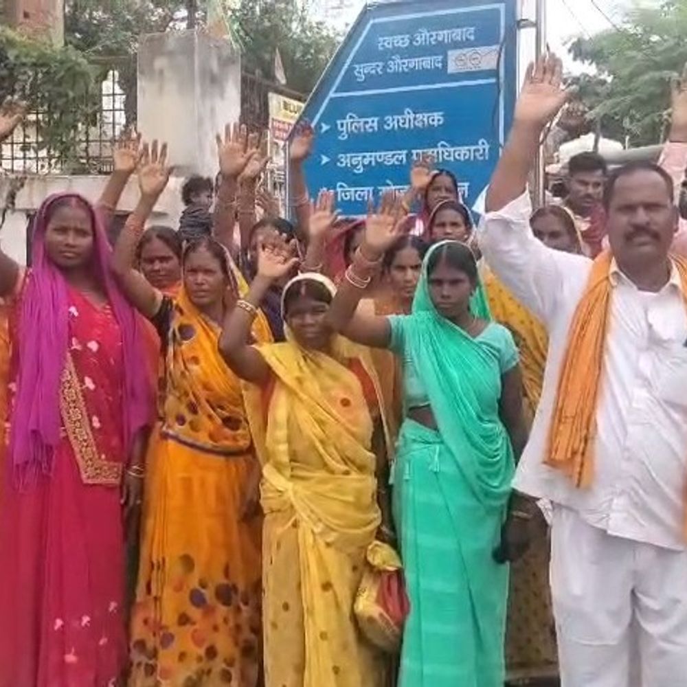 सफाई कर्मियों को 6 महीने से नहीं मिली सैलरी:आर्थिक परेशानी के बाद औरंगाबाद में किया प्रदर्शन, तय समय से ज्यादा काम कराने का आरोप