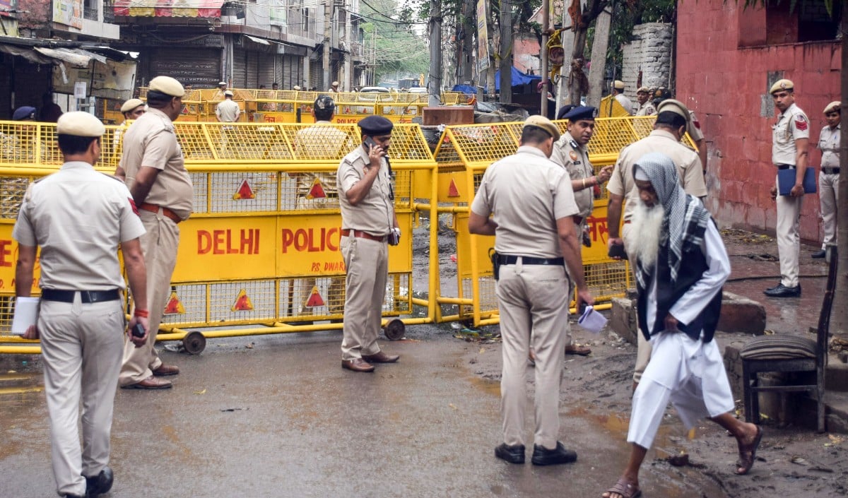 Salary Hike Protest In Noida | ग्रेटर नोएडा में वेतन बढ़ोतरी की मांग को लेकर भारी हिंसा, पुलिस की गाड़ियां पलटीं, पत्थरबाजी और आगजनी