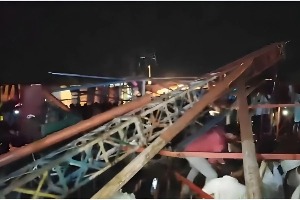 मेले में उखड़ कर गिरा 60 फीट का झूला,सवार थे 80 लोग, 30 हुए घायल