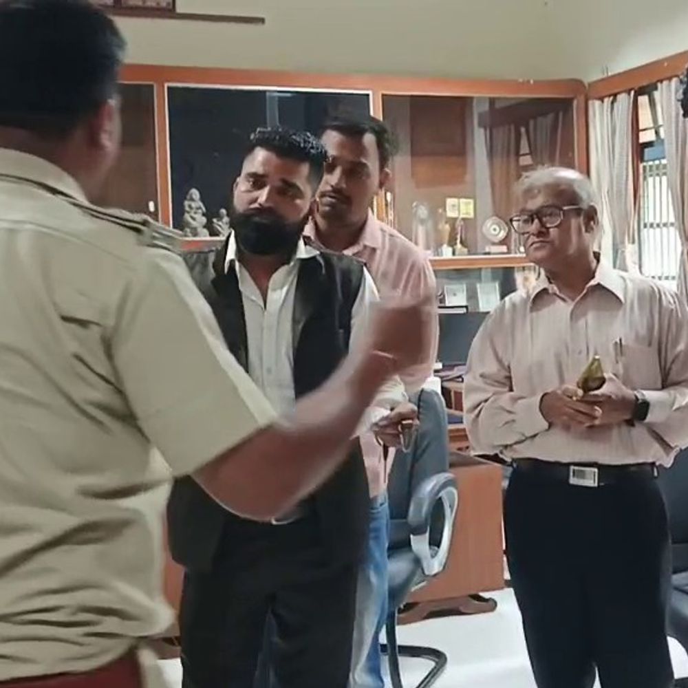 माधव साइंस कॉलेज में आंबेडकर पर आपत्तिजनक टिप्पणी से हंगामा:उज्जैन में छात्रों का प्रिंसिपल कक्ष में प्रदर्शन, 2 दिन में कार्रवाई नहीं तो आंदोलन की चेतावनी