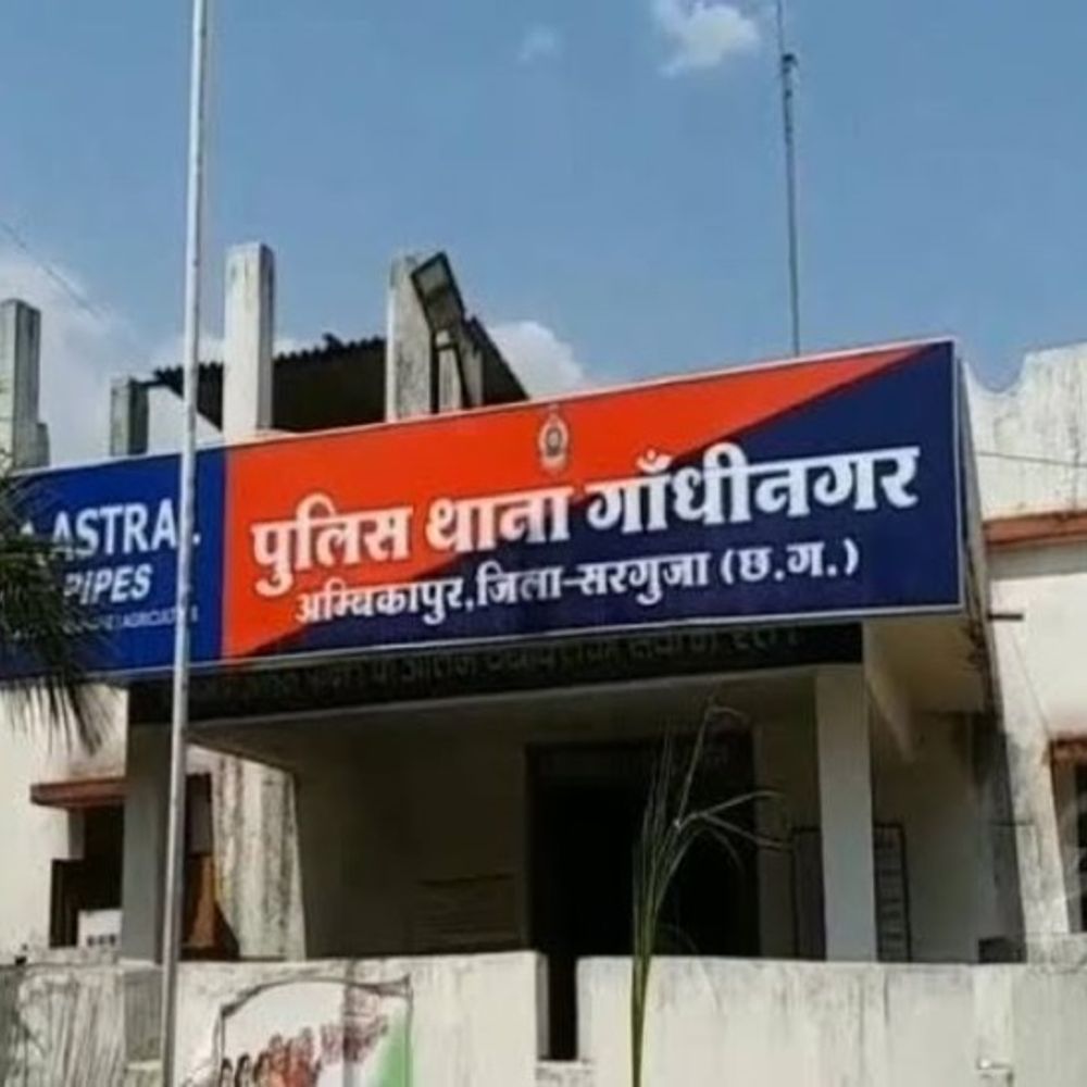 बुलेट सवार युवकों से बाइक सवार युवकों ने की लूट:सरगुजा में स्वयं को पुलिसकर्मी बता 52 हजार नगद एवं सामान लूटे, FIR दर्ज